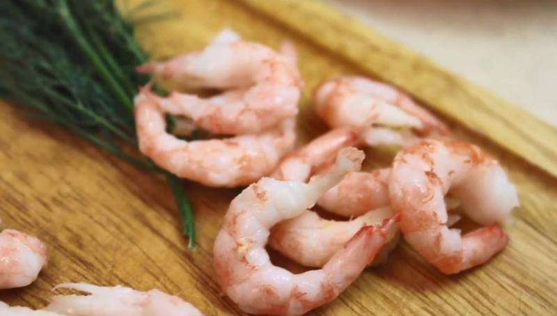 Салат с креветками и кальмарами