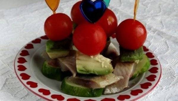 Закуска из лаваша: рулетики с сельдью и картофелем