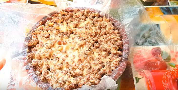Торт из зефира без выпечки с фруктами, ягодами и орехами
