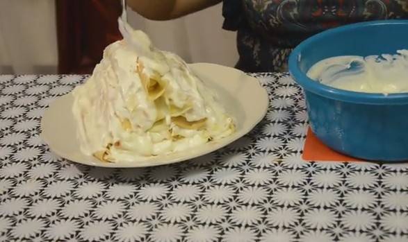 Блинный торт со сметанным кремом и бананами