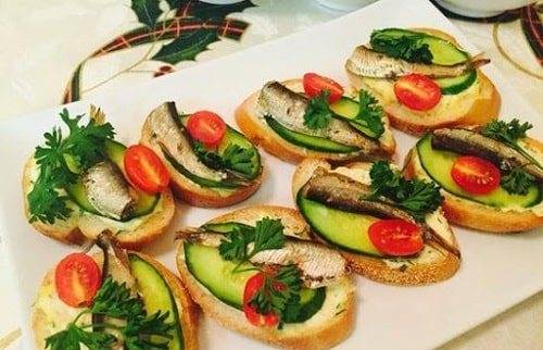 Яйца фаршированные шпротами и огурцом