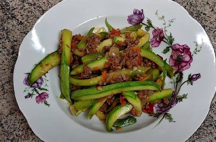 Салаты из свежих кабачков: простые и вкусные рецепты с сырыми кабачками