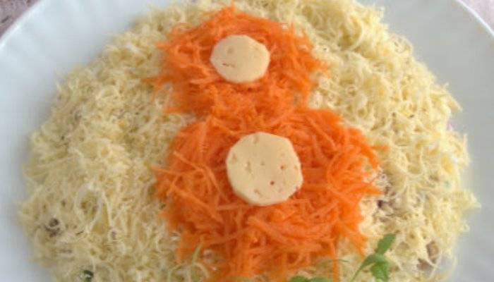 Салат сыр с чесноком и яйцом