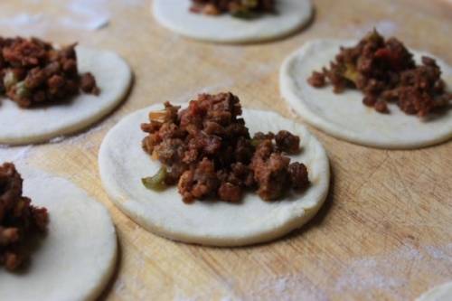 Жареные и печеные пирожки с мясом