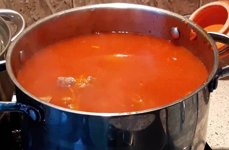 Подливка из свинины: с луком, томатом, сметаной, мукой, бефстроганов