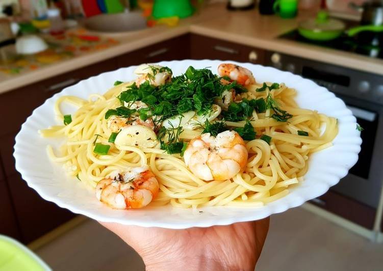 Паста по-итальянски с морским коктейлем – в сливочном и томатном соусе