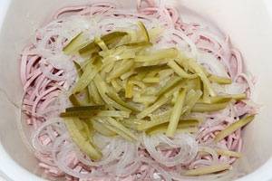 Салат с колбасой