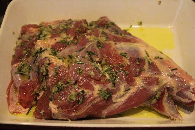 Баранья ножка, томленная с медом и прованскими травами
