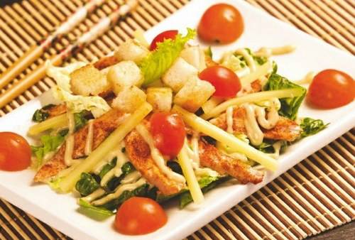 Классический салат цезарь с креветками
