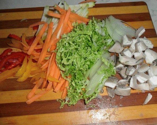 Лапша удон с курицей и овощами в соусе терияки