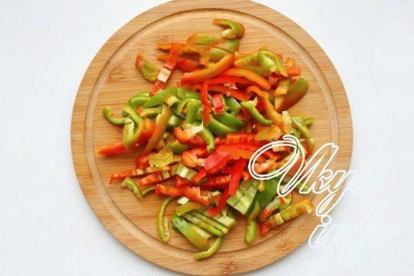 Лапша удон с курицей и овощами в соусе терияки