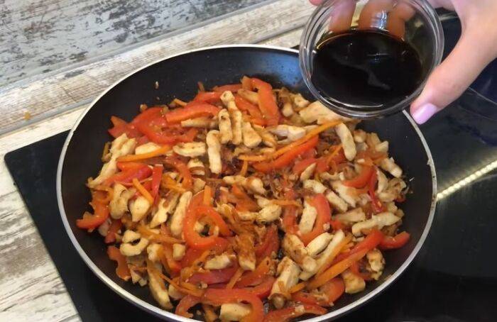 Лапша удон с курицей и овощами в соусе терияки