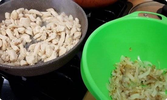Готовим жульен с курицей и грибами в духовке (в кокотницах, на противне, в горшочках и в форме для запекания)