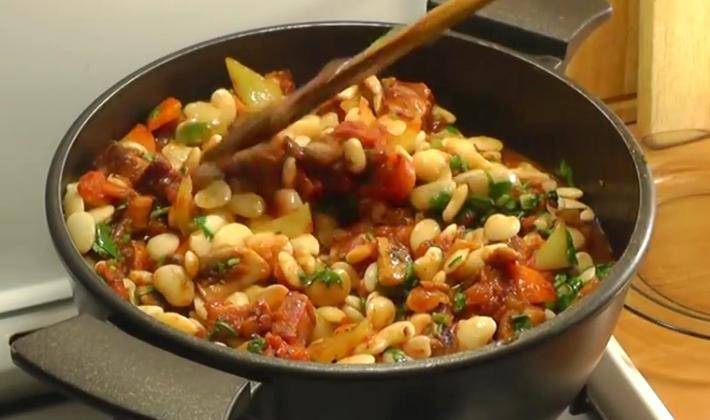 Жареная свинина с грибами и фасолью