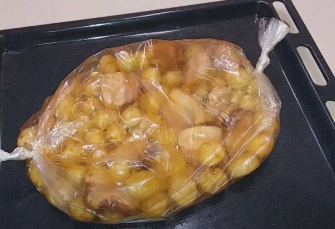 Картошка с овощами в духовке: в фольге, рукаве, горшочках