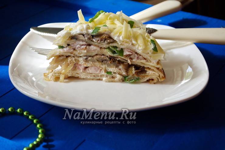 Блинный торт со сметанным кремом и бананами