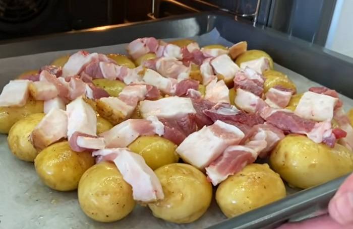 Картошка с овощами в духовке: в фольге, рукаве, горшочках