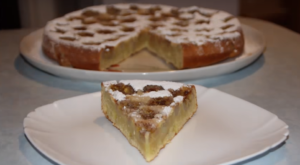 Пирог «шарлотка» с яблоками и бананом