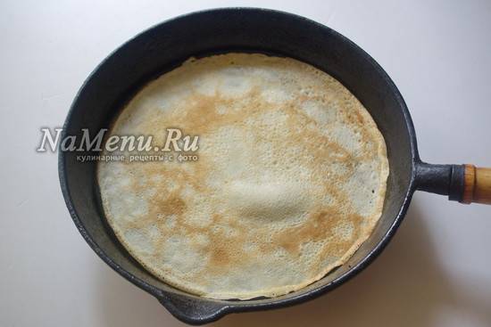 Блинный торт со сметанным кремом и бананами