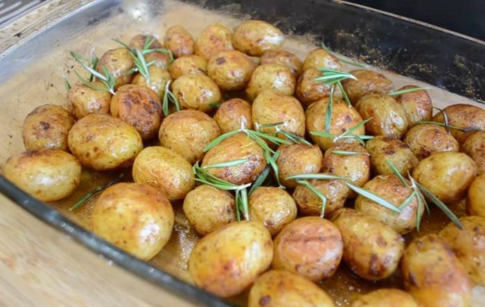Картошка с овощами в духовке: в фольге, рукаве, горшочках