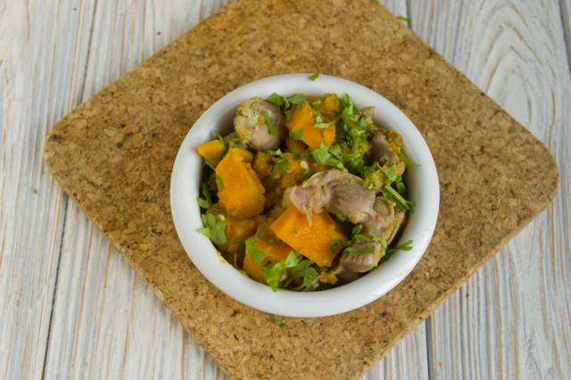 Вкусные тушеные куриные желудки