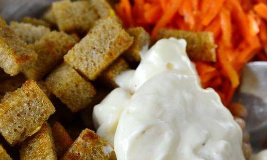 Салаты с консервированной фасолью и сухариками, вкусные, необычные, но простые