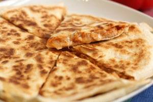 Готовим вкуснейшую мексиканскую кесадилью с курицей