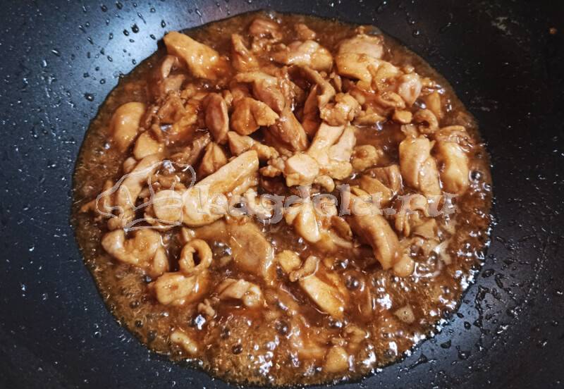 Лапша удон с курицей и овощами в соусе терияки