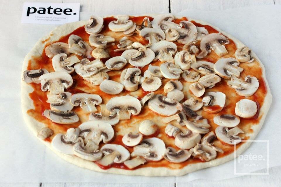 Домашняя пицца с грибами