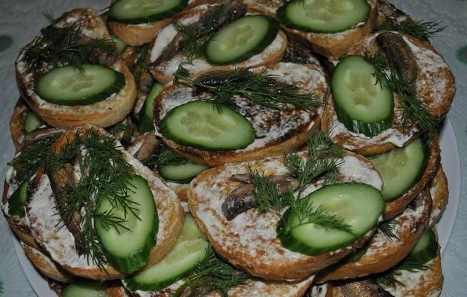 Яйца фаршированные шпротами и огурцом