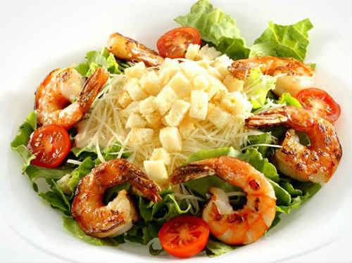 Классический салат цезарь с креветками