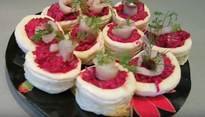 Закуска из лаваша: рулетики с сельдью и картофелем
