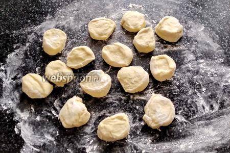 Пирожки с яйцом и луком