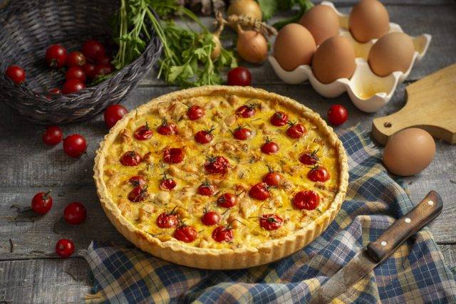 Киш с курицей, грибами и брокколи