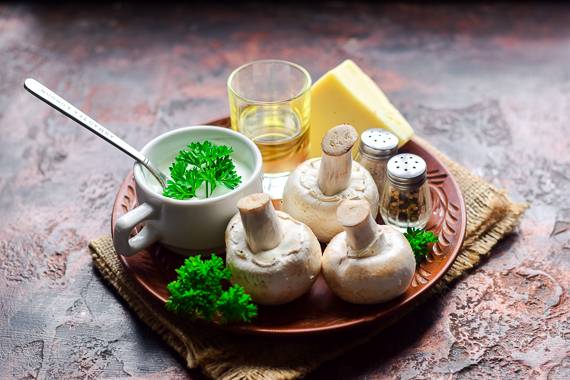 Фаршированные шампиньоны в духовке с сыром и ветчиной