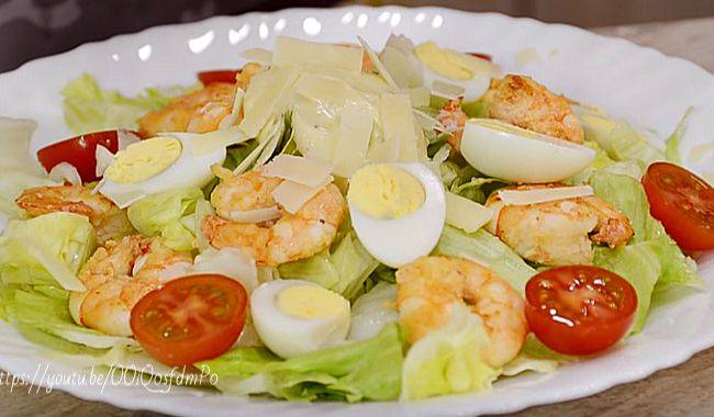 Салат с креветками и кальмарами