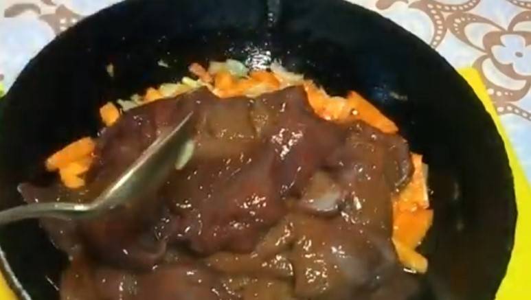 Говяжья печень с картошкой и сыром в духовке