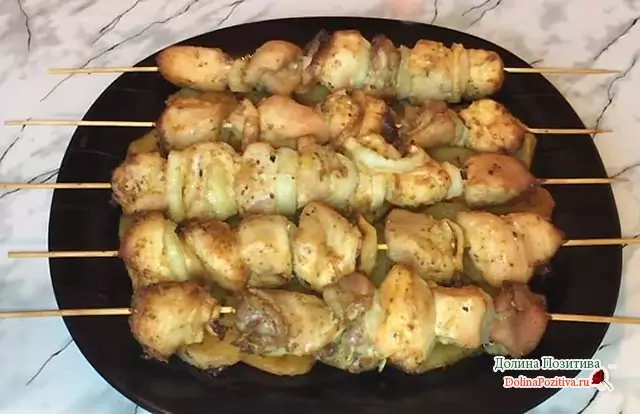 Куриная грудка в сметанном соусе с кунжутом