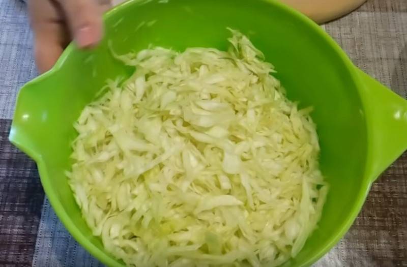 Салат из капусты с болгарским перцем: 4+ очень вкусных рецепта, калорийность и много идей
