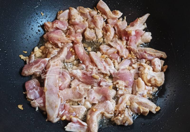 Лапша удон с курицей и овощами в соусе терияки