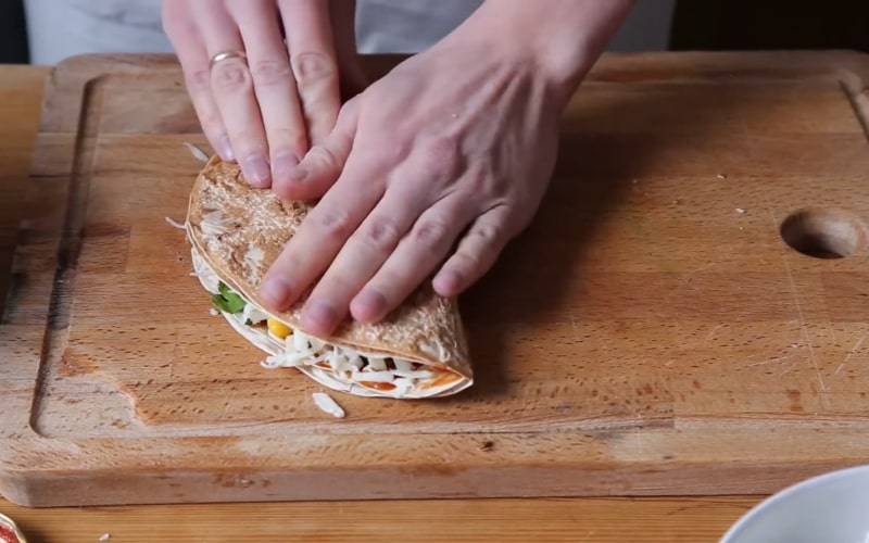 Готовим вкуснейшую мексиканскую кесадилью с курицей