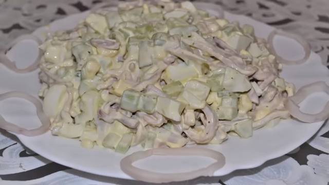Салат с кальмарами и помидорами на праздничный стол