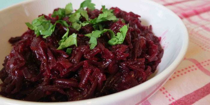 7 самых вкусных салатов из свеклы вареной 2022: простые пошаговые рецепты