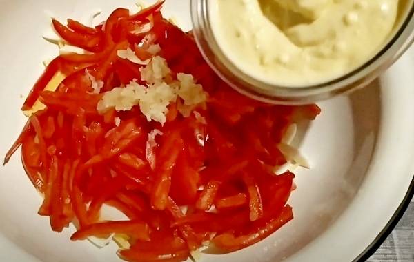 Помидоры, фаршированные сыром и чесноком: 12 простых рецептов