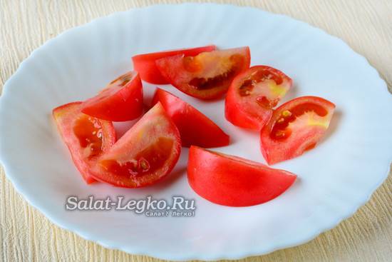 Добавим в салат «цезарь» курицу и помидоры, сухарики и…