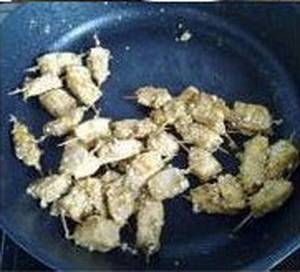 Куриная грудка в сметанном соусе с кунжутом