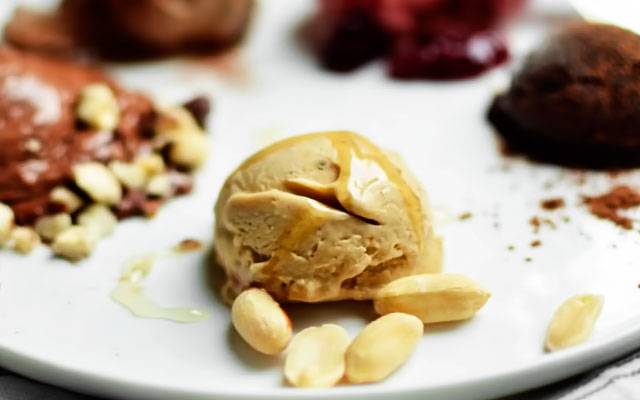 Мороженое из банана в домашних условиях, молока, сливок, какао, клубники, кефира