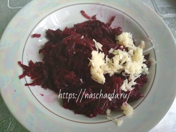 7 самых вкусных салатов из свеклы вареной 2022: простые пошаговые рецепты