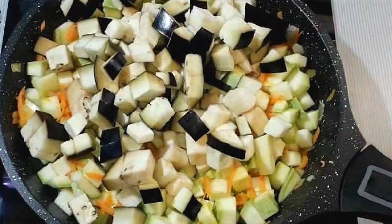 Суп-пюре из кабачков и картофеля с сухариками