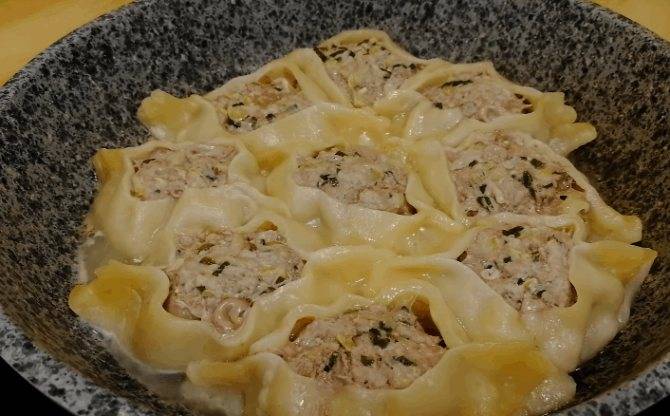 Слоеные пирожки с мясом